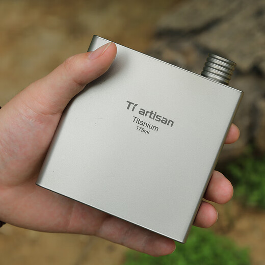 Le Hongjun imported from Japan outdoor high-end pure titanium wine bottle mini portable personalized mountaineering camping liquor bottle pure titanium square flat wine bottle 200ml