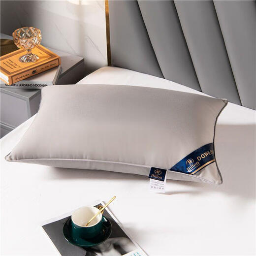 A pair of down pillows for five-star hotels, a white goose down pillow for home use, and a white low pillow