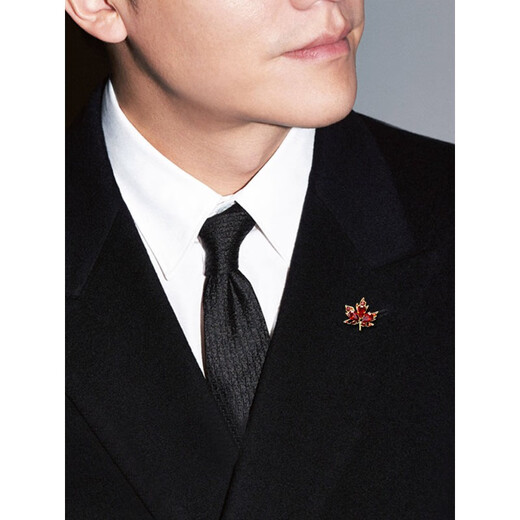 WOUG gold store style light luxury maple leaf brooch men's corsage suit pin crystal badge simple and elegant white zircon one