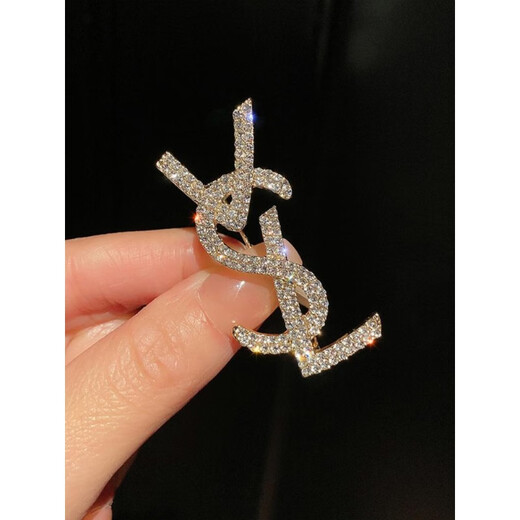 QUAMER niche design suit sweater brooch women's high-end corsage brooch exquisite and light gold letter brooch