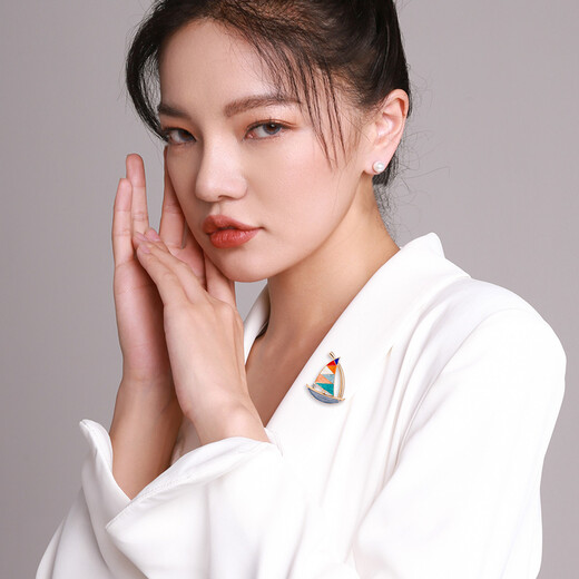 Qlady colorful sailing brooch, high-end female cute, light luxury, smooth sailing corsage, temperament, anti-exposure decorative pin, suit clothes, fashion jewelry, birthday gift for elders, wife and colleagues