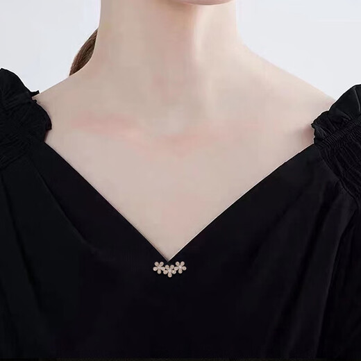 Idel's small flower pin to fix clothes, simple shirt anti-exposure button collar decoration niche brooch birthday gift small flower gold pin XZ0478
