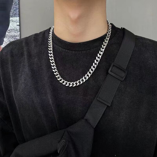 Pei Nanwei Cuban chain necklace men's trendy hiphop high street titanium steel non-fading thick iron chain European and American hip hop free chain titanium steel Cuban necklace 60cm