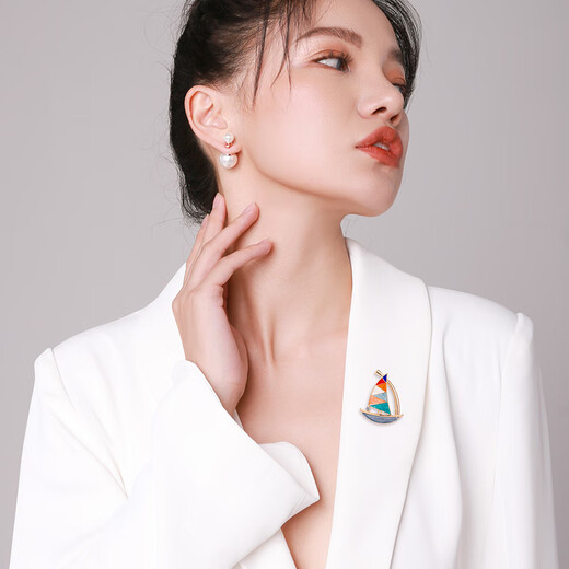 Qlady colorful sailing brooch, high-end female cute, light luxury, smooth sailing corsage, temperament, anti-exposure decorative pin, suit clothes, fashion jewelry, birthday gift for elders, wife and colleagues