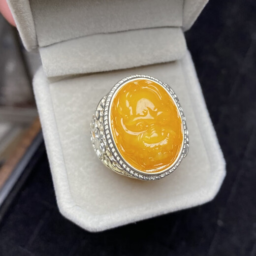 Sanskrit beeswax carved large ring, faucet beeswax ring for men, fashionable and lively old honey, chicken fat yellow