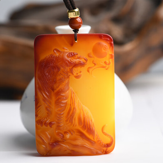 Musi (MUSI) natural old beeswax pendant with twelve zodiac signs and tiger brand sweater chain, raw amber tiger and tiger's birth year pendant, old beeswax tiger brand sweater chain
