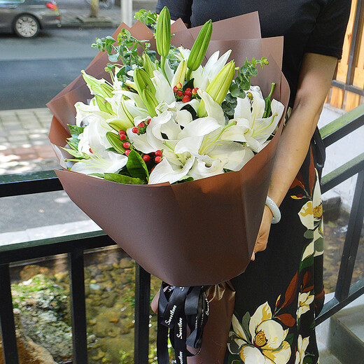 Come and receive Valentine's Day flower delivery. Roses and lilies are sent to your girlfriend and wife as a birthday gift to express your love. Delivered nationwide in the same city. 19 white lilies.