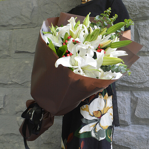 Come and receive Valentine's Day flower delivery. Roses and lilies are sent to your girlfriend and wife as a birthday gift to express your love. Delivered nationwide in the same city. 19 white lilies.