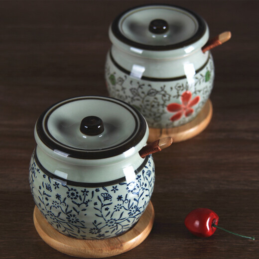 Japanese style four seasons underglaze color high temperature resistant ceramic salt jar chili oil spicy jar kitchen lard jar seasoning jar seasoning jar seasoning box small blue and white seasoning jar (with porcelain spoon) 300ml