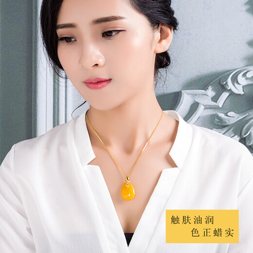 Ouchini beeswax pendant, twin flowers, 18k gold inlaid with chicken fat yellow, natural amber water droplets full of honey pendant, female certificate m037 (chrysanthemum), free silver chain