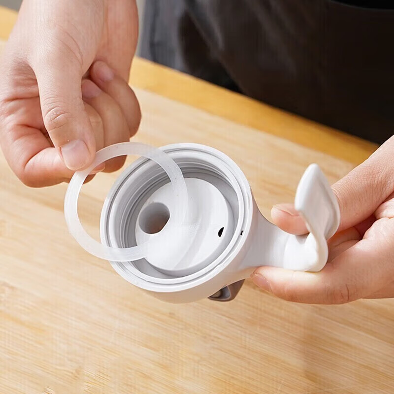 Iron helper Japanese-style glass oil pot for filling and pouring oil, leak-proof kitchen household automatic opening and closing large-capacity soy sauce and vinegar oil bottle 630ML glass oil pot-single pack