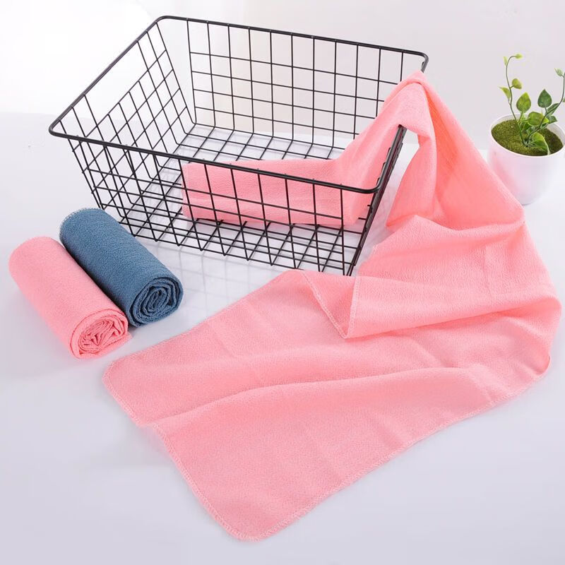 Pull back long single-layer coarse sand bath towel fabric to rub back and rub back with bath towel and rub back with magic tool for bathing back and rub back with 2 long strips (blue and pink)