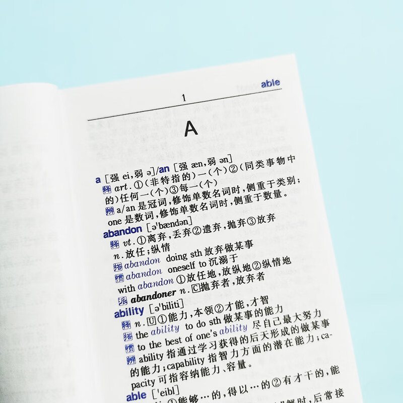 Small English-Chinese Dictionary Pocket Portable Mini Pocket Book Dictionary Foreign Language Learning Chinese-English Dictionary Basic English Famous Quotes Vocabulary Small Dictionary and Reference Book for Primary and Secondary School Students Junior High School
