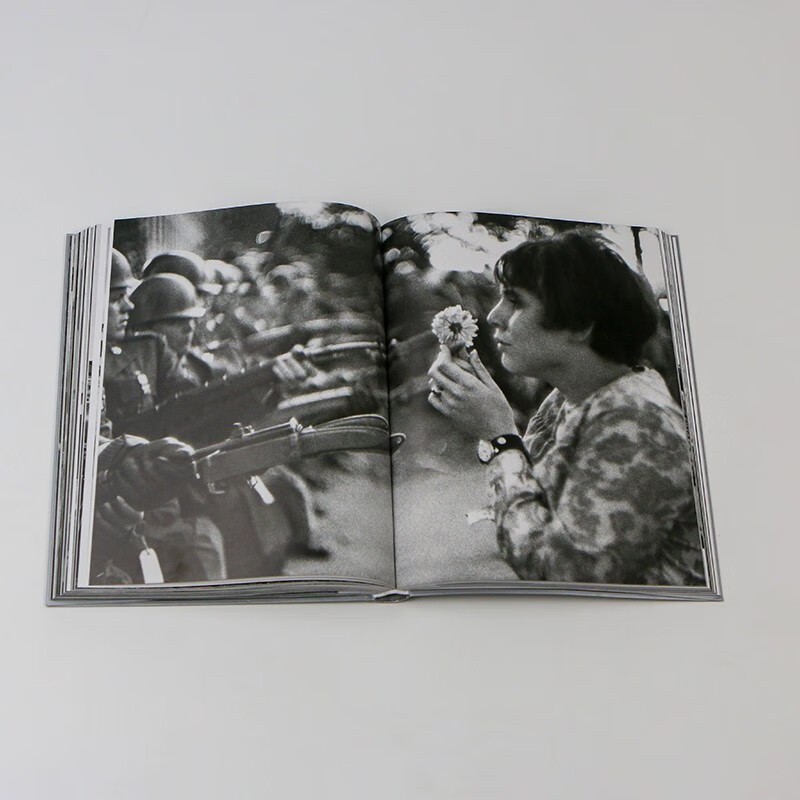 I Met Mark Lu Bu, a documentary classic that spans half the world and runs through Mark's more than 50 years of photography career, fully representing Mark's photographic aesthetics