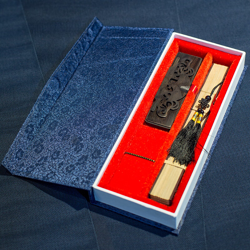 Intangible cultural heritage gift fan Suzhou specialty sandalwood fan Chinese style sandalwood fan folding fan craft fan craft fan gift box 7-inch red sandalwood Burmese incense - Bamboo Crane Picture