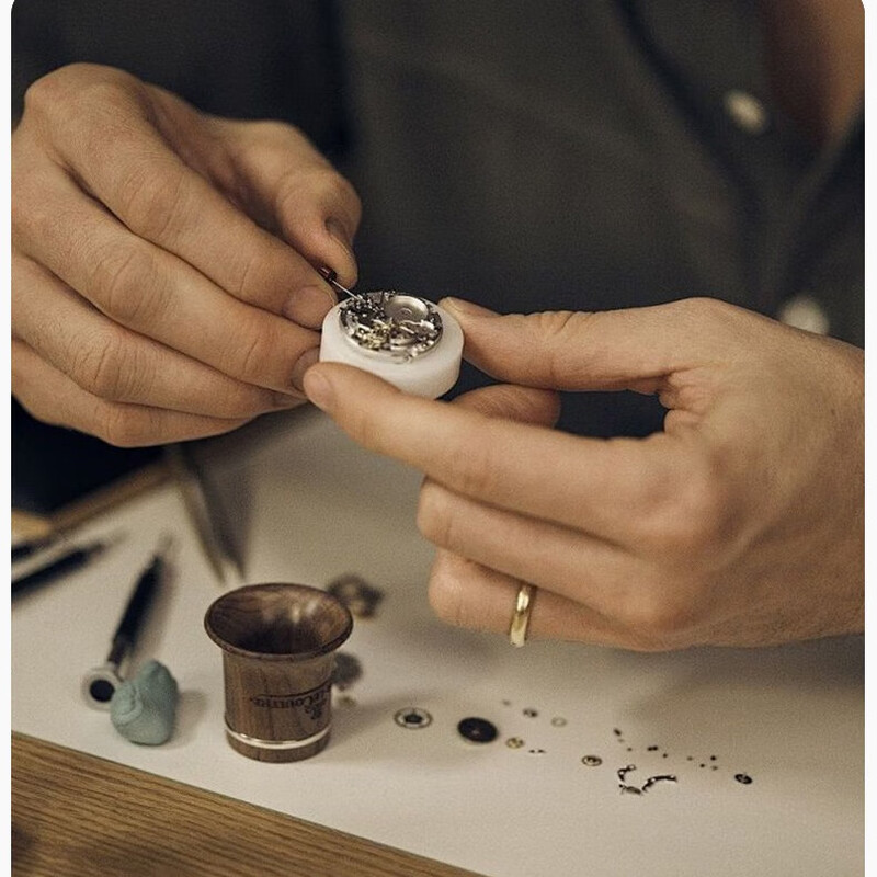 Watch repair, movement maintenance and repair, watch mirror and segment accessories replacement, refurbishment, cleaning and polishing, movement oiling and maintenance