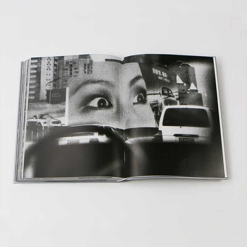 I Met Mark Lu Bu, a documentary classic that spans half the world and runs through Mark's more than 50 years of photography career, fully representing Mark's photographic aesthetics