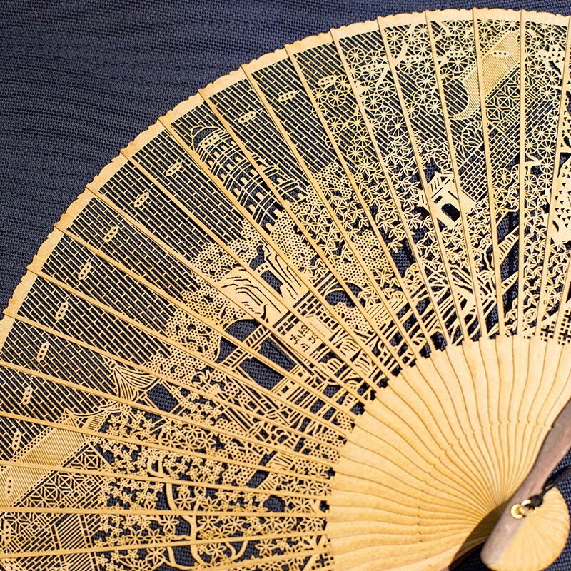 Intangible cultural heritage gift fan Suzhou specialty sandalwood fan Chinese style sandalwood fan folding fan craft fan craft fan gift box 7-inch red sandalwood Burmese incense - Bamboo Crane Picture