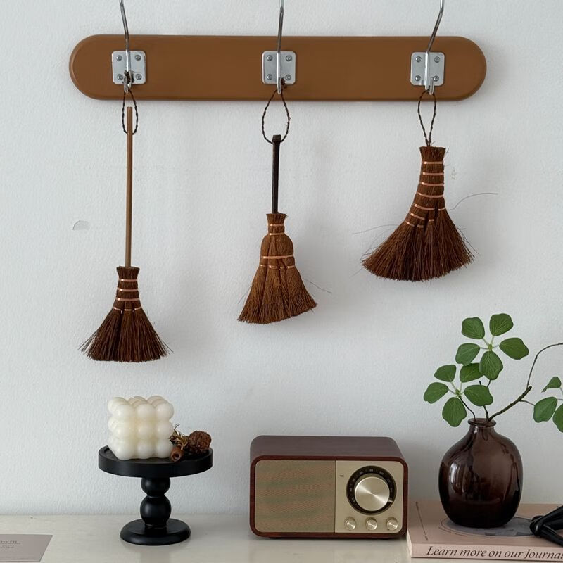 Mo Peng broom specializes in sweeping hair dust, small broom to sweep away bad luck, desktop mini broom, portable keyboard brush, crevice dust cleaning artifact, brown hair brush, desktop cleaning small broom, sweeping table, large broom style brown brush