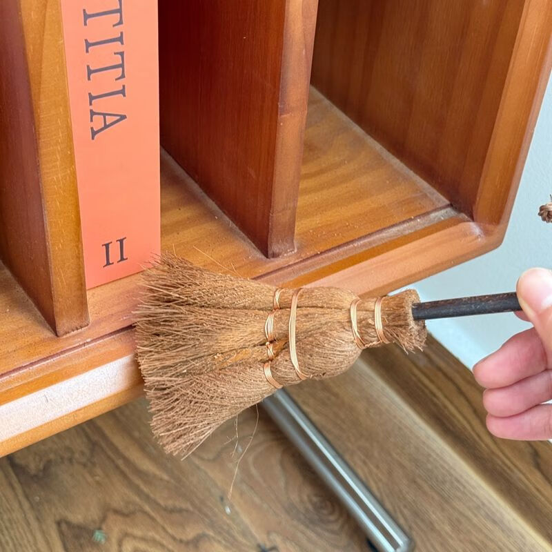 Mo Peng broom specializes in sweeping hair dust, small broom to sweep away bad luck, desktop mini broom, portable keyboard brush, crevice dust cleaning artifact, brown hair brush, desktop cleaning small broom, sweeping table, large broom style brown brush