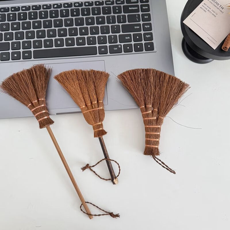 Mo Peng broom specializes in sweeping hair dust, small broom to sweep away bad luck, desktop mini broom, portable keyboard brush, crevice dust cleaning artifact, brown hair brush, desktop cleaning small broom, sweeping table, large broom style brown brush