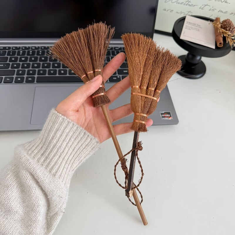 Mo Peng broom specializes in sweeping hair dust, small broom to sweep away bad luck, desktop mini broom, portable keyboard brush, crevice dust cleaning artifact, brown hair brush, desktop cleaning small broom, sweeping table, large broom style brown brush