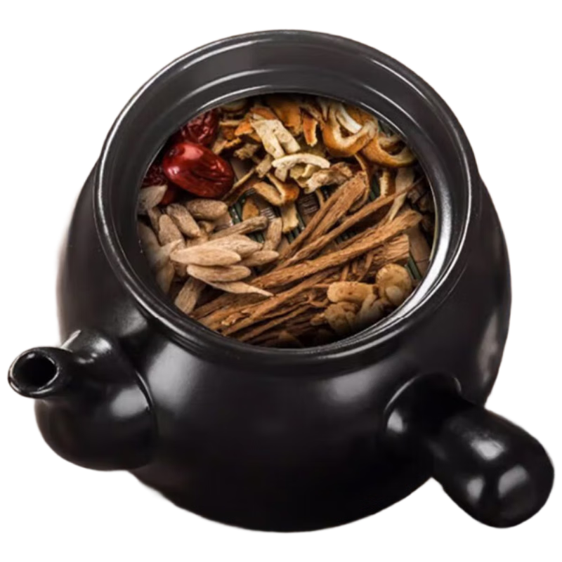 Sister-in-law Jin decoctions the medicine in a casserole and boils the Chinese medicine jar. Open fire ceramic medicine pot. The Chinese medicine pot boils the medicine in the casserole.