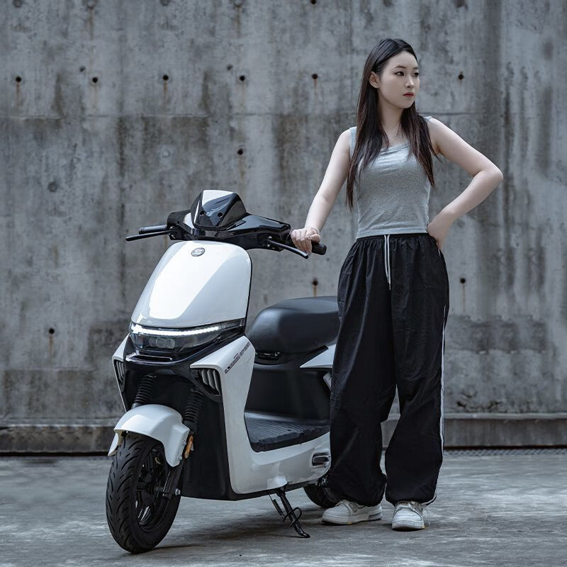 Dalong Yinghao Intelligent High-speed Long-distance Electric Motorcycle 72v Takeaway High-Power Battery Long-Range Electric Motorcycle Dark Night Black/Speed 50M/Front and Front Disc Brakes/Tail Box Panel 72V26A/New Black Gold Graphene Battery/Wooden Frame Delivered