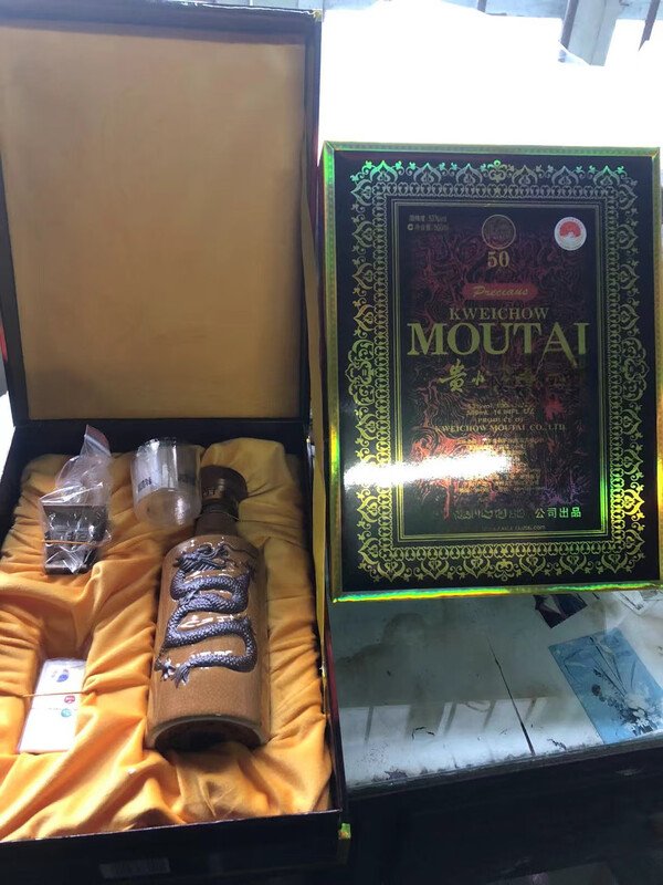 MDNG high-end Guizhou fifteen-year-old thirty-year-old empty wine bottle ornaments high-end cracked bottle dragon bottle ceramic complete set new 50-year-old model set in one bottle