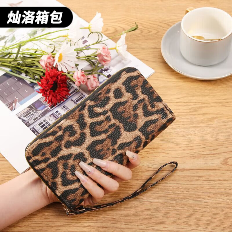 Ye Yu 2025 new leopard print retro long wrist wallet fashion versatile small bag women's wallet apricot