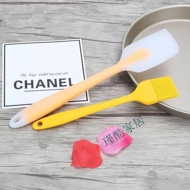 Silicone spatula for back application of body lotion, body oil applicator, back applicator, long-handled shower brush and applicator tool. Default product