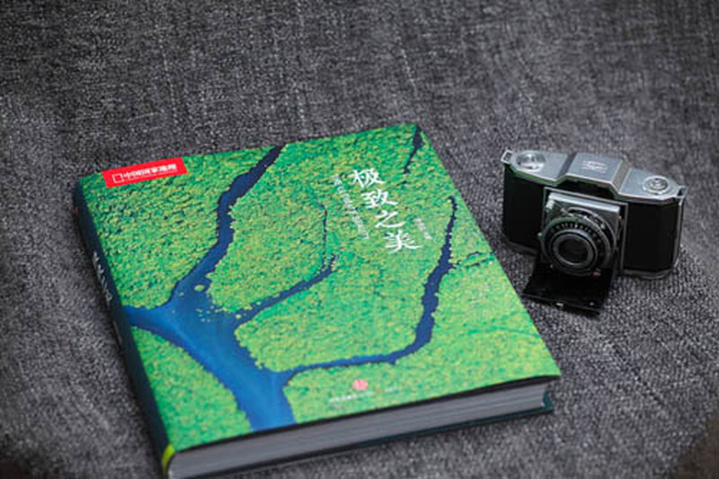 China National Geographic Ultimate Beauty (selected photography masterpieces from more than 600 issues of China National Geographic magazine, together with more than 160 wonderful photography works by 67 top photographers in China, edited by Li Shuanke)