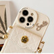 Achtbeinige Biest-Diamant-förmige kleine Duftkartenbeutel iPhone16Promax Apple 14 Mobiltelefonhülle 13 Gurt Crossbody Lanyard 15Promax Einfache leichte Luxus-Nische High-End-Kreativität [Weiß] Diamond-förmige kleine Duft-Camellia-Kartenbeutel + Crossbody Chain iPhone 13