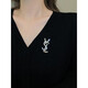 QUAMER niche design suit sweater brooch women's high-end corsage brooch exquisite and light gold letter brooch