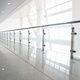 GZ Guo Zheng Villa Balkon Gla -Leitplanke 304 Edelstahltechnik Säulen U -Bahn Mall Outdoor Treppe Handlauf 60*8 Feststoffstahlplatte 1050 High Einsäule