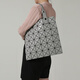 Issey Miyake Nuevo producto para mujeres Matte de seis cuadrículas bolsos de compras bolsos para el hombro Bag BB38 AG683 11 Diamante de empalme geométrico de gris claro
