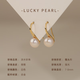 I am lucky enough to give my girlfriend a gift with pearl ear hooks, fresh water pearl earrings, simple and high-quality high-heeled shoes, pearl earrings and earrings. Alloy freshwater pearls 7-8mm, steamed bun shape/strong light.