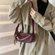 Großkapazitätstasche für Frauen Frühling und Sommer 2025 Neues Retro-Nischen-Design One-Shoulder Crossbody Bag Casual Pendler-Knödel-Knödel mit Anhänger Weinrot