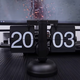 Oluxun personalizado creative creative página giratoria reloj retro europeo reloj mecánico moderno de la sala de estar simple decoración de adornos de escritorio 1048 reloj automático giro [negro] Sistema de 12 horas de 8 pulgadas