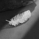 This high-end men's brooch is simple and high-end, full of zirconium suit corsage, men's niche light luxury trendy brooch accessories, full of zirconium feather brooch