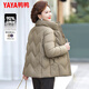 YAYA chaqueta corta de plumas para mujeres de mediana edad y mayores 2025 nueva chaqueta de invierno de color sólido para madre de mediana edad engrosada de estilo extranjero con cuello alto