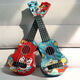 Pejue Kindergitarre Ukulele Toys Jungen und Mädchen Musik können nationale Trendstile frühe Bildungsanfänger Musikinstrumente Nationaler Trend Feihe Strap + Klavier Score + Pick spielen