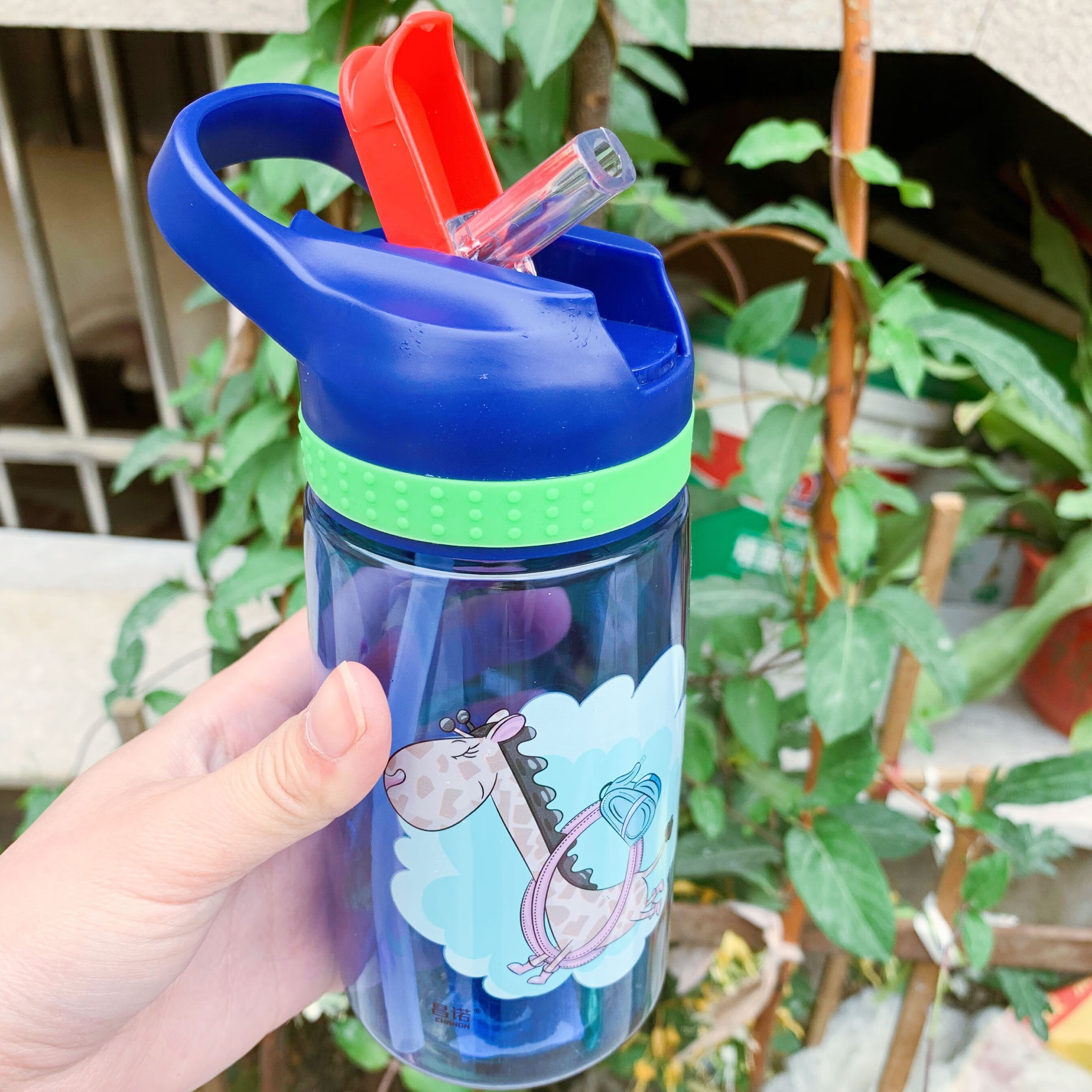 【带锁扣更安全】便携式儿童塑料杯学生吸管杯男女水杯可爱水壶 普通款蓝色长颈鹿 单杯