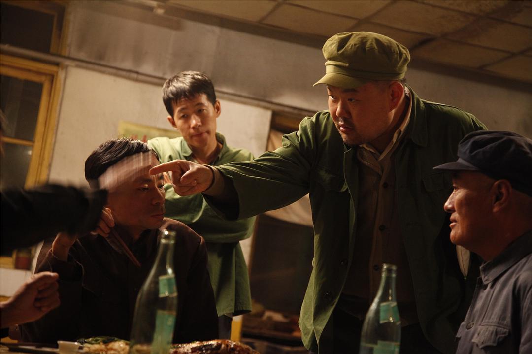 公安队长李占山(班赞饰)对刑侦知识没有太多认识,徒有一腔破案热情,对