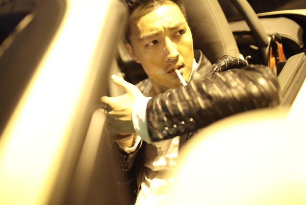 刘真君饰)在一次远足踏青时,无意间发现了在逃通缉犯顾正良(李涛亮饰)