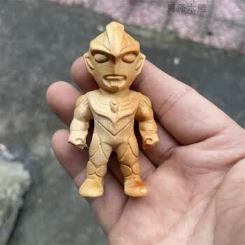 宜炫绿檀木雕迪迦奥特曼手把件实木雕刻工艺卡通男童生日礼物装饰摆件