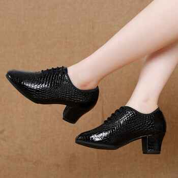 女士舞蹈鞋真皮冬季真皮舞蹈鞋软底透气广场舞蹈鞋女跳舞穿的软底鞋