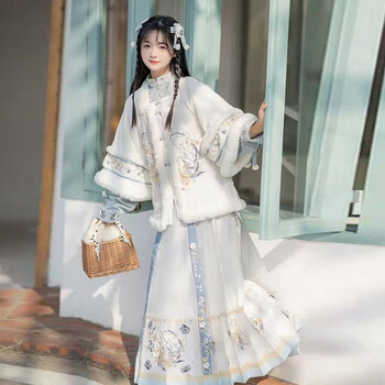 时慕语 冬季汉服女加厚冬款【白绒熊熊】方领半壁短袄马面裙仙气套装 刺绣【白绒熊熊】四件套 S
