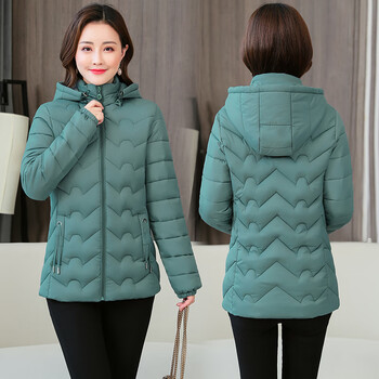 中老年超薄羽绒服女外套妈妈冬装大码女装轻薄短款中年保暖小 墨绿色 连帽可拆卸 5XL (140-155斤)