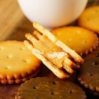 咸蛋黄饼干麦芽夹心饼干休闲零食小圆饼小吃食品饼干批发整箱咸蛋黄味